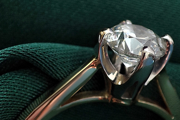Dlaczego biżuteria z diamentami to idealny prezent pod choinkę?
