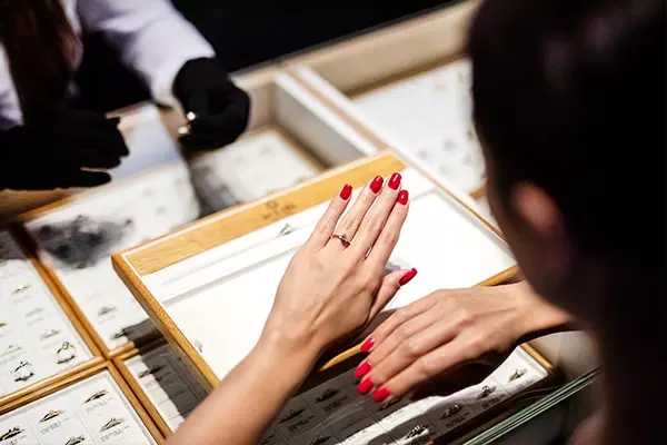 Pierścionki zaręczynowe z białego i żółtego złota