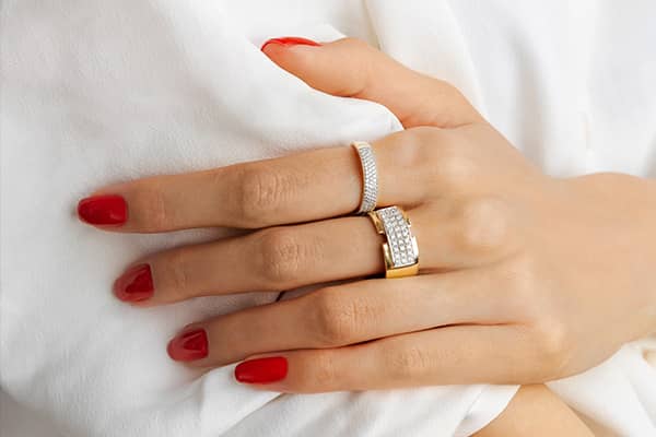 Biżuteria z diamentami – idealne dopełnienie biznesowego looku