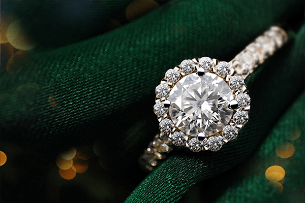 Czy pierścionek zaręczynowy to dobry prezent na Święta? Oczywiście!