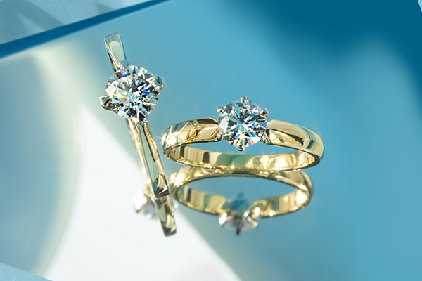 Delikatny pierścionek zaręczynowy z diamentem – idealny symbol Waszej miłości