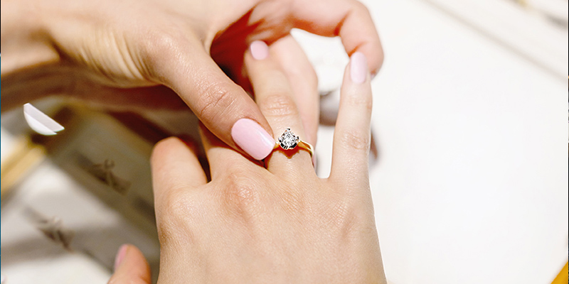 Dlaczego pierścionek obraca się na palcu i jak temu zapobiec?