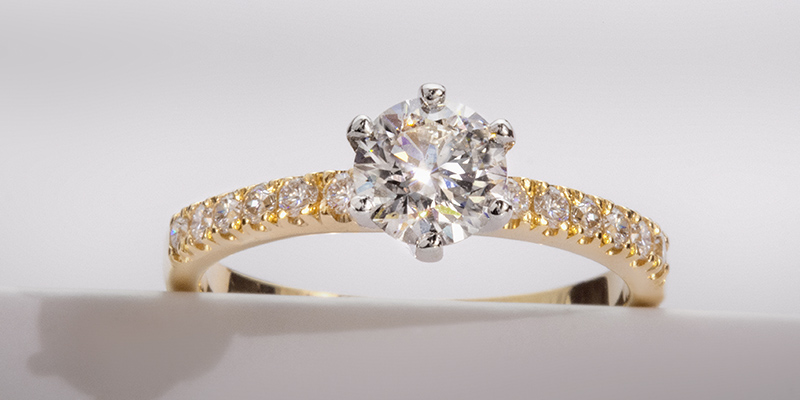 Etyczny luksus czy tradycja z głębi ziemi? Który diament wybrać na zaręczyny?