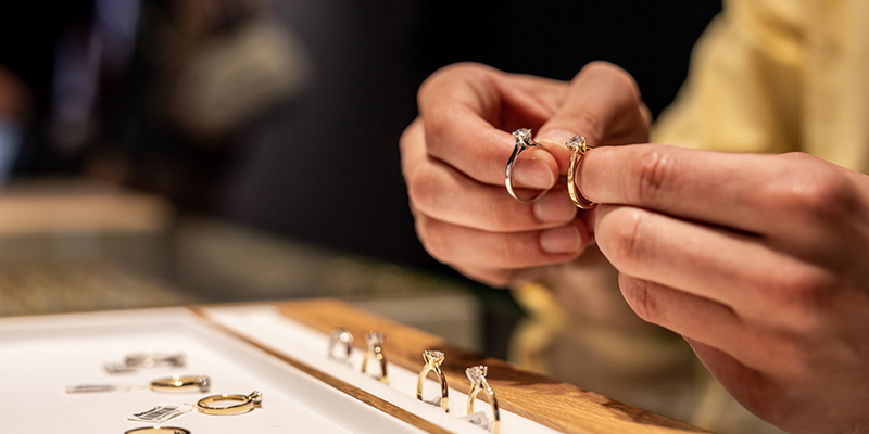 Jak mądrze zaplanować budżet na pierścionek zaręczynowy?