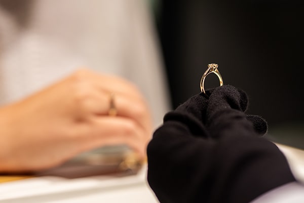 Chcesz, aby Twój pierścionek błyszczał jak najdłużej? Dowiedz się, jak dbać o brylanty!