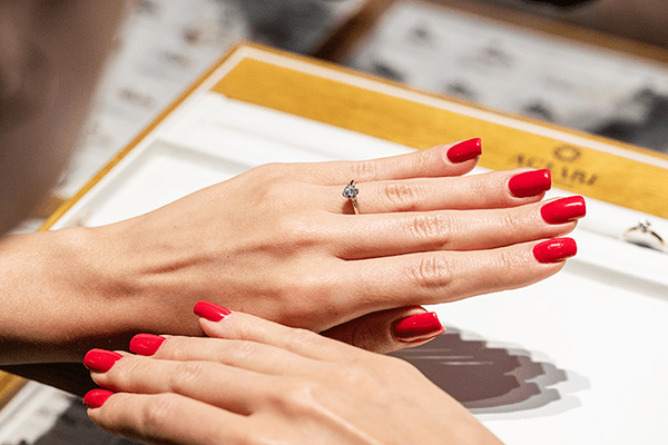 Kobiety rzeczywiście kochają diamenty! Poznaj najpopularniejsze pierścionki zaręczynowe od marki ACLARI