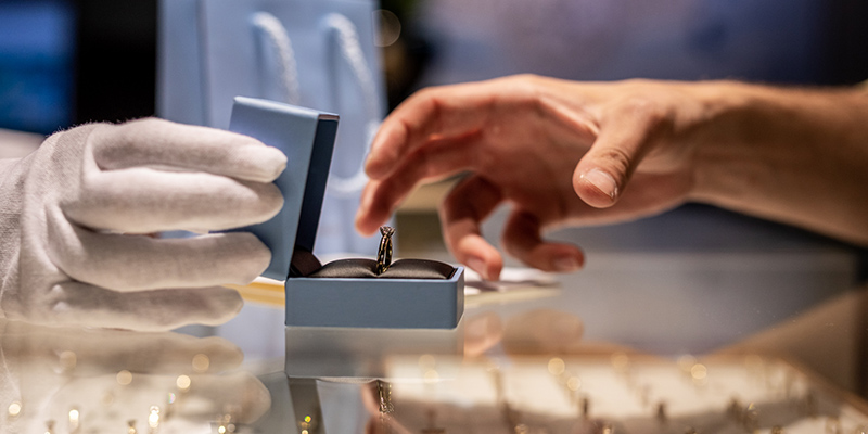 Kupujesz pierścionek? Diament laboratoryjny – co to jest i czy warto w niego zainwestować?