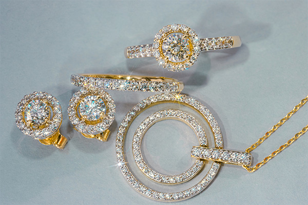 Biżuteria z diamentami na gwiazdkę – jak przygotować wyjątkowy prezent?