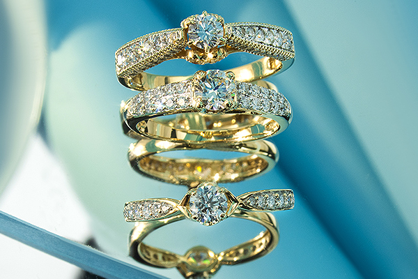 Nietypowy pierścionek zaręczynowy – jakiej kobiecie się spodoba?