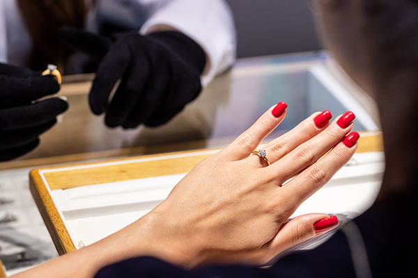 Pierścionek z diamentem laboratoryjnym - czym właściwie jest?