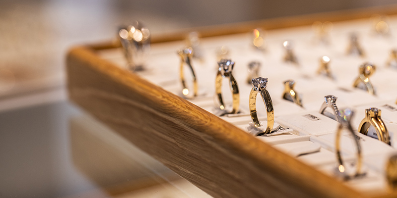 Pierścionek zaręczynowy - za ile go kupić?