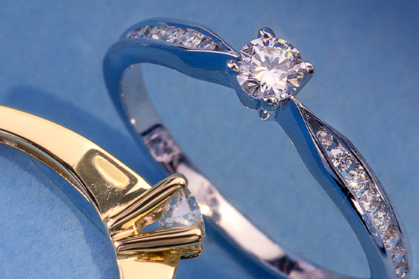 Pierścionek zaręczynowy z diamentem – ponadczasowy, ale i nowoczesny