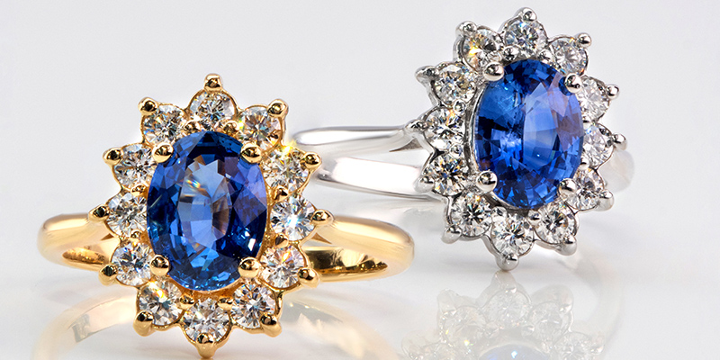 Srebrny pierścionek z szafirem czy białe złoto z szafirem?