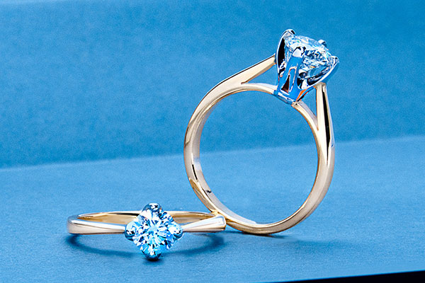 Pierścionki zaręczynowe z dwukolorowego złota – na czym polega ich wyjątkowość?
