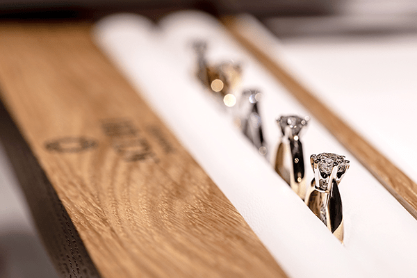 Złoty pierścionek zaręczynowy z brylantem – najlepszy wybór na Walentynki 2022?