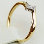 Pierścionek zaręczynowy Roso z brylantem z białego i żółtego złota P0424TB
