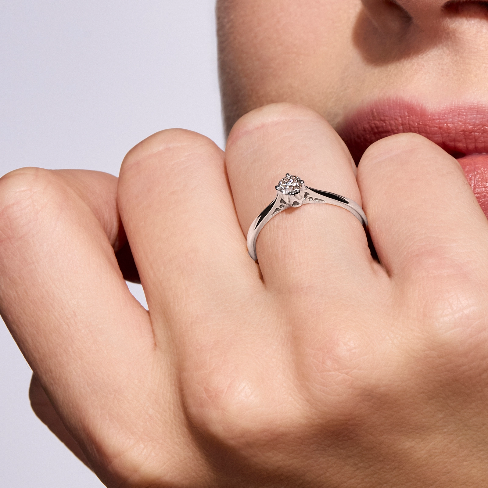 Pierścionek zaręczynowy  z diamentem Kartezja z białego złota