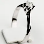 Pierścionek zaręczynowy z brylantem Kartezja z białego złota