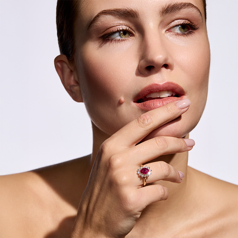 Pierścionek zaręczynowy z diamentami i rubinem Ventego z żółtego złota 1,35ct