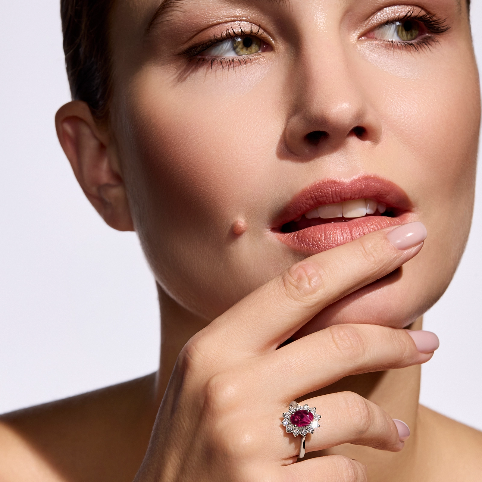 Pierścionek zaręczynowy z diamentami i rubinem Ventego z białego złota 1,35ct