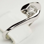 Pierścionek zaręczynowy Roso z diamentem z białego złota P0037BB