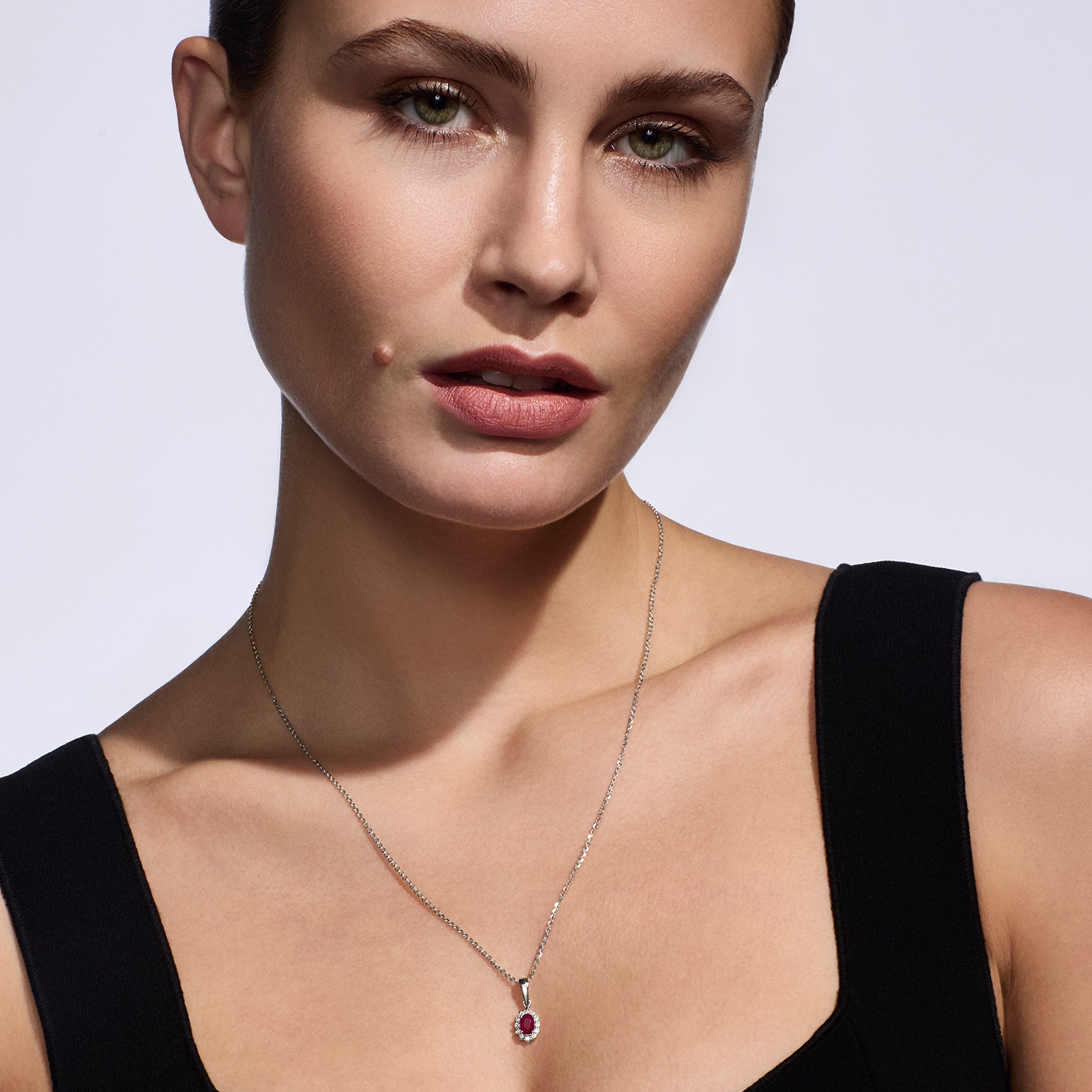 Zawieszka z diamentami i rubinem Ventego z białego złota 0,55ct