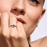 Pierścionek zaręczynowy z brylantami i szafirem Ventego z białego złota