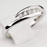 Pierścionek zaręczynowy Roso z diamentami z białego złota P0416BB