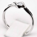 Pierścionek zaręczynowy Roso z diamentem z białego złota P0415BB