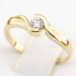 Pierścionek zaręczynowy Roso z diamentem z żółtego złota P0193ZB